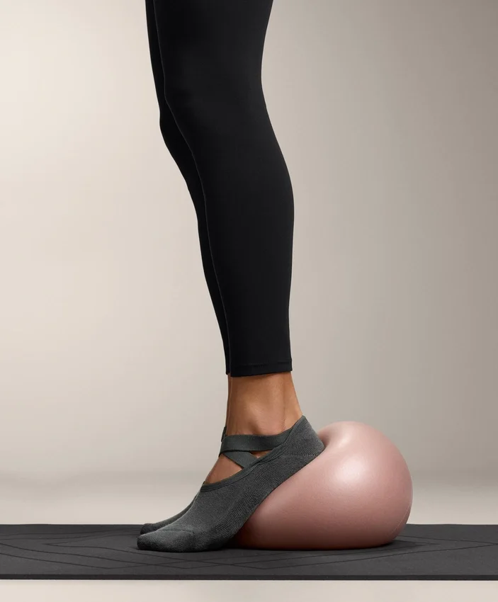2 Paar gepolsterte Yoga- und Pilates-Socken aus Baumwollmischung mit gekreuzten Bändern 2 Paar gepolsterte Yoga- und Pilates-Socken aus Baumwollmischung mit gekreuzten Bändern