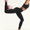 2 Paar gepolsterte Yoga- und Pilates-Socken aus Baumwollmischung mit gekreuzten Bändern 2 Paar gepolsterte Yoga- und Pilates-Socken aus Baumwollmischung mit gekreuzten Bändern