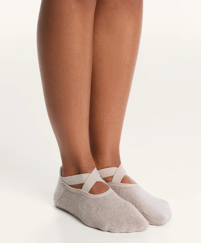 2 Paar gepolsterte Yoga- und Pilates-Socken aus Baumwollmischung mit gekreuzten Bändern 2 Paar gepolsterte Yoga- und Pilates-Socken aus Baumwollmischung mit gekreuzten Bändern