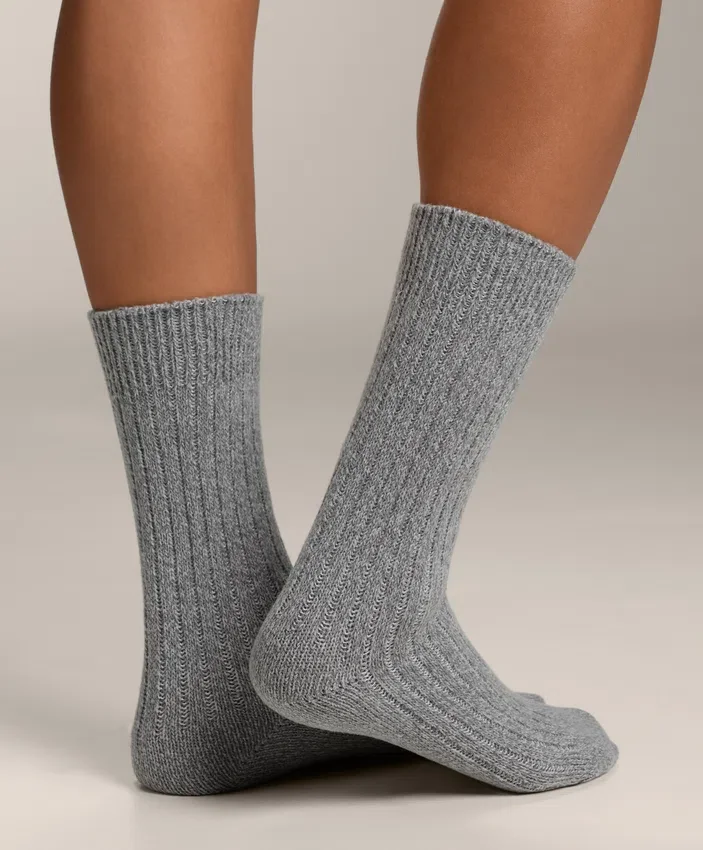 2 Paar klassische gerippte Socken 2 Paar klassische gerippte Socken