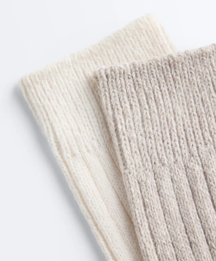 2 Paar klassische gerippte Socken 2 Paar klassische gerippte Socken
