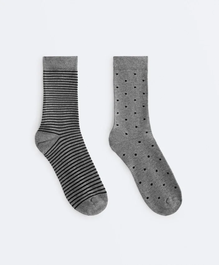2 Paar klassische Socken aus 55 % Modal und 10 % Kaschmir 2 Paar klassische Socken aus 55 % Modal und 10 % Kaschmir