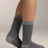 2 Paar klassische Socken aus 55 % Modal und 10 % Kaschmir 2 Paar klassische Socken aus 55 % Modal und 10 % Kaschmir