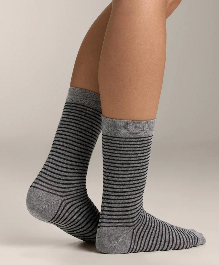 2 Paar klassische Socken aus 55 % Modal und 10 % Kaschmir 2 Paar klassische Socken aus 55 % Modal und 10 % Kaschmir