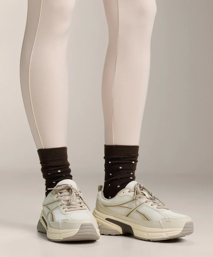 2 Paar klassische Socken aus 55 % Modal und 10 % Kaschmir 2 Paar klassische Socken aus 55 % Modal und 10 % Kaschmir
