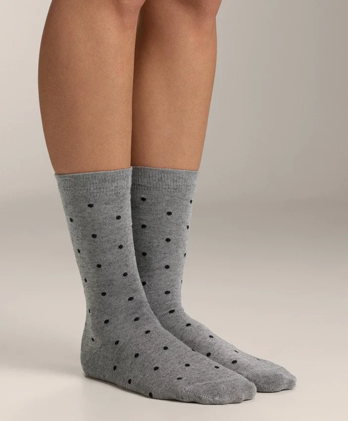 2 Paar klassische Socken aus 55 % Modal und 10 % Kaschmir 2 Paar klassische Socken aus 55 % Modal und 10 % Kaschmir