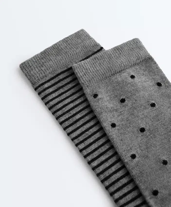 2 Paar klassische Socken aus 55 % Modal und 10 % Kaschmir 2 Paar klassische Socken aus 55 % Modal und 10 % Kaschmir