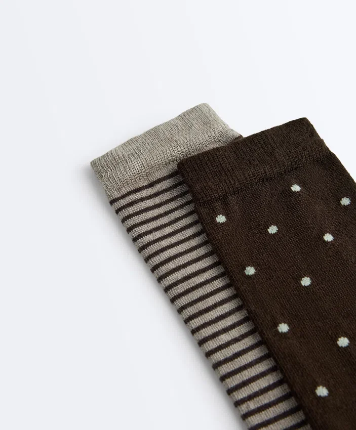 2 Paar klassische Socken aus 55 % Modal und 10 % Kaschmir 2 Paar klassische Socken aus 55 % Modal und 10 % Kaschmir