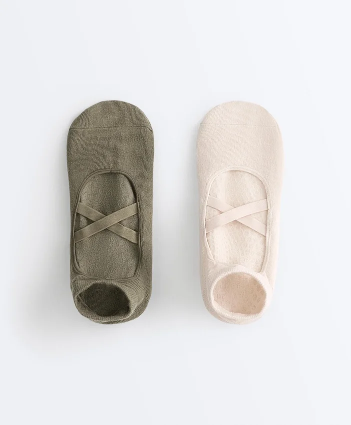 2 Paar Sneaker-Socken aus Baumwollmischung für Yoga und Pilates mit gekreuzten Bändern 2 Paar Sneaker-Socken aus Baumwollmischung für Yoga und Pilates mit gekreuzten Bändern