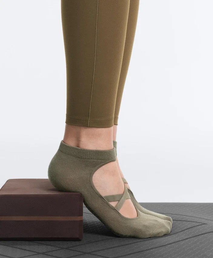 2 Paar Sneaker-Socken aus Baumwollmischung für Yoga und Pilates mit gekreuzten Bändern 2 Paar Sneaker-Socken aus Baumwollmischung für Yoga und Pilates mit gekreuzten Bändern