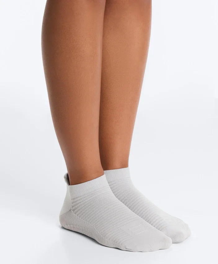 2 Paar Sneaker-Socken aus Polyamid-Mischung für Yoga und Pilates 2 Paar Sneaker-Socken aus Polyamid-Mischung für Yoga und Pilates