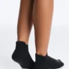2 Paar Sneaker-Socken aus Polyamid-Mischung für Yoga und Pilates 2 Paar Sneaker-Socken aus Polyamid-Mischung für Yoga und Pilates