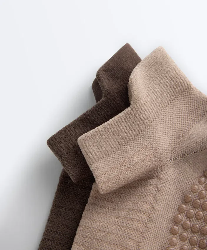 2 Paar Sneaker-Socken aus Polyamid-Mischung für Yoga und Pilates 2 Paar Sneaker-Socken aus Polyamid-Mischung für Yoga und Pilates