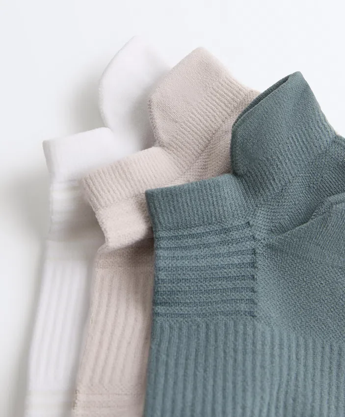 3 Paar Sneaker-Socken aus Polyamid-Mischgewebe mit Fersenlasche 3 Paar Sneaker-Socken aus Polyamid-Mischgewebe mit Fersenlasche