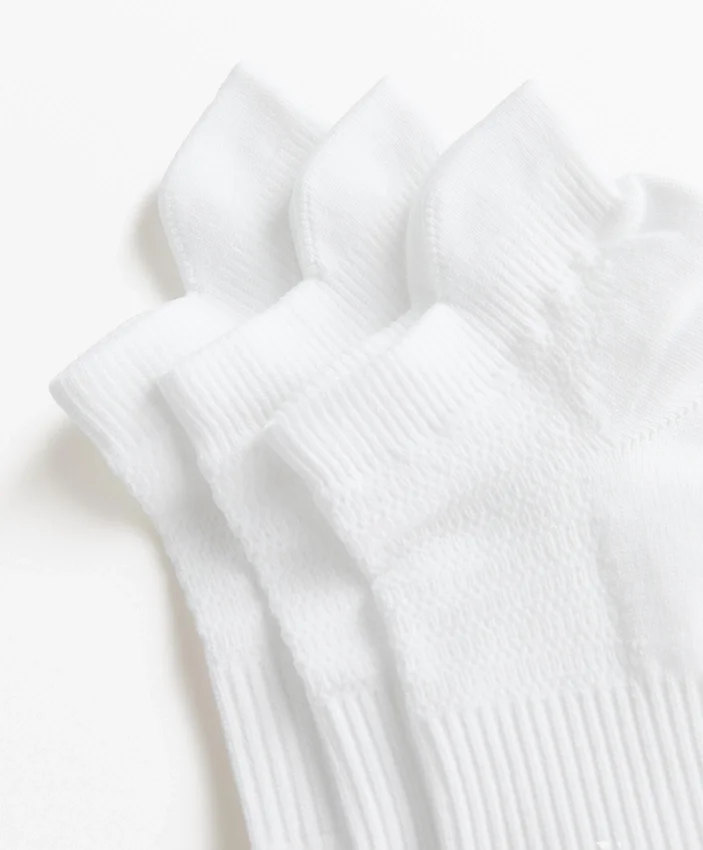 3 Paar Sport-Sneaker-Socken aus Polyamid-Mischgewebe mit Fersenlasche 3 Paar Sport-Sneaker-Socken aus Polyamid-Mischgewebe mit Fersenlasche