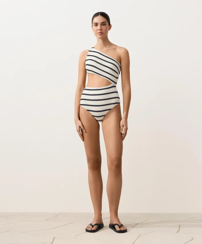 Asymmetrischer gestreifter Trikinis aus Häkelstoff Asymmetrischer gestreifter Trikinis aus Häkelstoff
