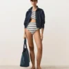Asymmetrischer gestreifter Trikinis aus Häkelstoff Asymmetrischer gestreifter Trikinis aus Häkelstoff