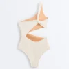 Asymmetrischer Trikinis mit Bubble-Häkelmuster Asymmetrischer Trikinis mit Bubble-Häkelmuster