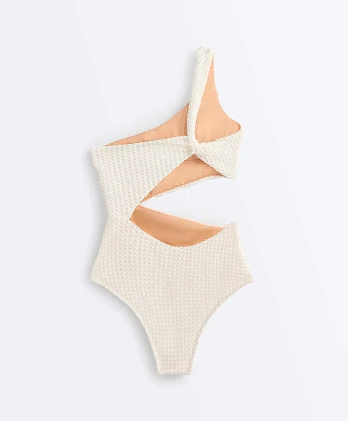 Asymmetrischer Trikinis mit Bubble-Häkelmuster Asymmetrischer Trikinis mit Bubble-Häkelmuster