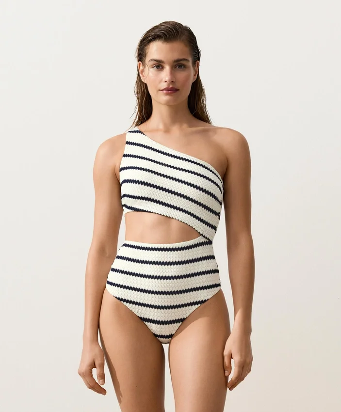 Asymmetrischer Trikinis mit gestrickten Streifen Asymmetrischer Trikinis mit gestrickten Streifen