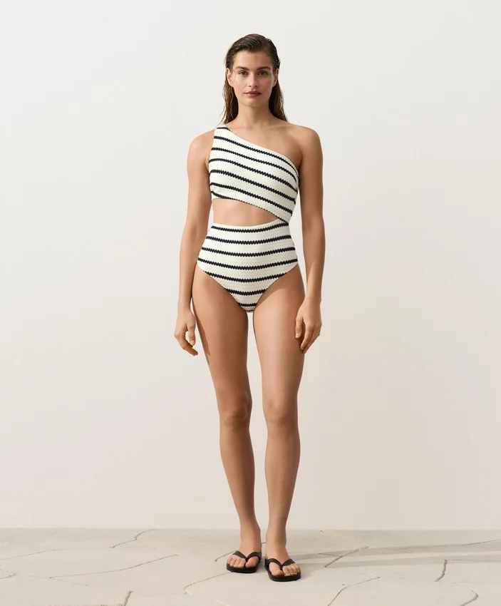 Asymmetrischer Trikinis mit gestrickten Streifen Asymmetrischer Trikinis mit gestrickten Streifen