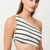 Asymmetrischer Trikinis mit gestrickten Streifen Asymmetrischer Trikinis mit gestrickten Streifen
