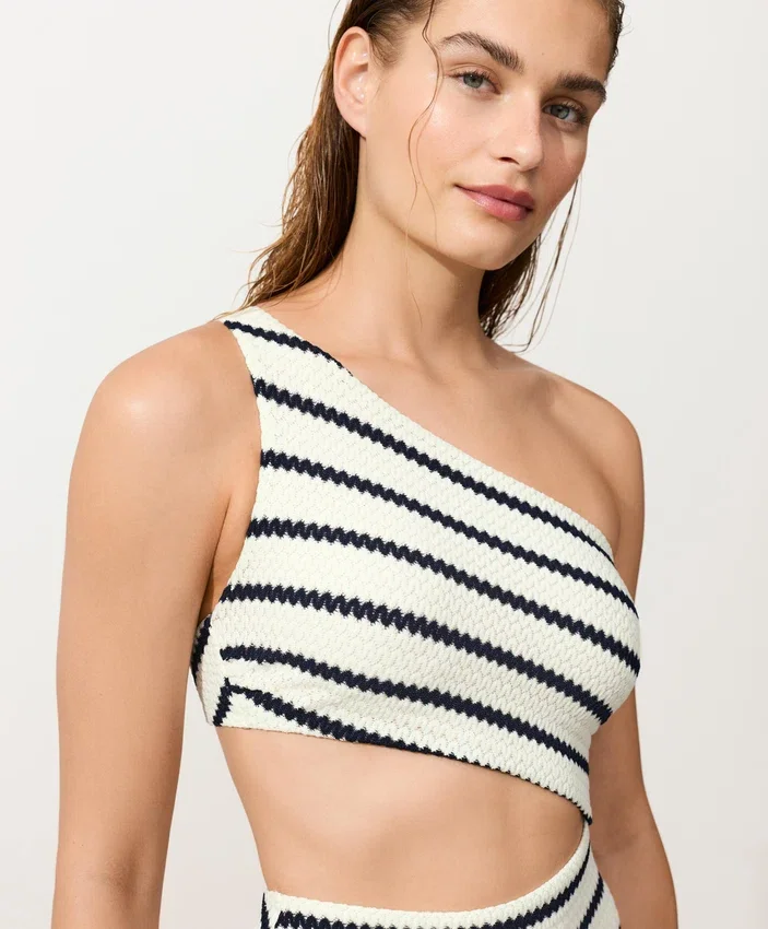 Asymmetrischer Trikinis mit gestrickten Streifen Asymmetrischer Trikinis mit gestrickten Streifen