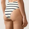 Asymmetrischer Trikinis mit gestrickten Streifen Asymmetrischer Trikinis mit gestrickten Streifen