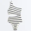 Asymmetrischer Trikinis mit gestrickten Streifen Asymmetrischer Trikinis mit gestrickten Streifen