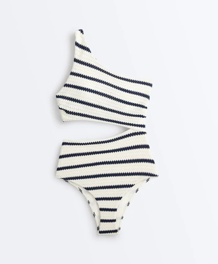 Asymmetrischer Trikinis mit gestrickten Streifen Asymmetrischer Trikinis mit gestrickten Streifen