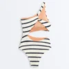 Asymmetrischer Trikinis mit gestrickten Streifen Asymmetrischer Trikinis mit gestrickten Streifen