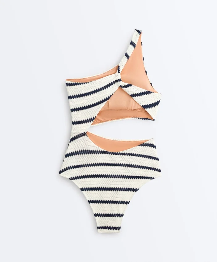 Asymmetrischer Trikinis mit gestrickten Streifen Asymmetrischer Trikinis mit gestrickten Streifen