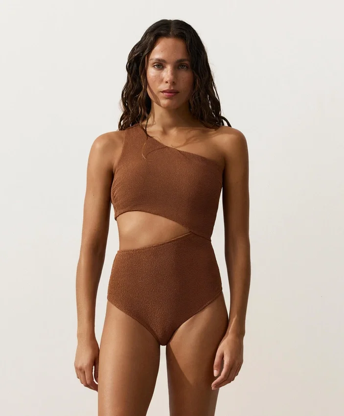 Asymmetrischer Trikinis mit Knitteroptik Asymmetrischer Trikinis mit Knitteroptik