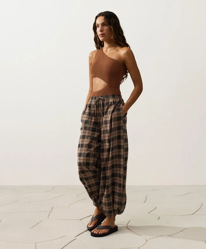 Asymmetrischer Trikinis mit Knitteroptik Asymmetrischer Trikinis mit Knitteroptik
