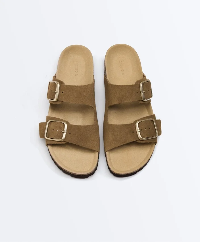 Badesandalen aus Spaltleder mit Schnalle Badesandalen aus Spaltleder mit Schnalle