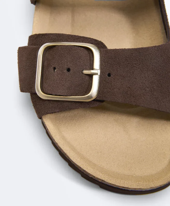 Badesandalen aus Spaltleder mit Schnalle Badesandalen aus Spaltleder mit Schnalle
