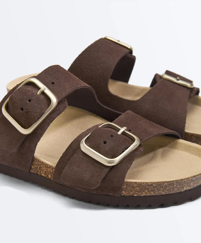 Badesandalen aus Spaltleder mit Schnalle Badesandalen aus Spaltleder mit Schnalle