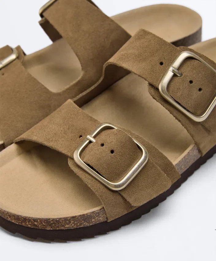 Badesandalen aus Spaltleder mit Schnalle Badesandalen aus Spaltleder mit Schnalle