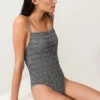 Bandeau-Badeanzug aus Gingham-Smokstoff Bandeau-Badeanzug aus Gingham-Smokstoff