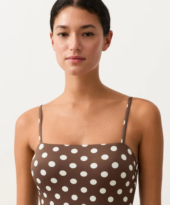 Bandeau-Badeanzug aus Piqué mit Polka-Dots Bandeau-Badeanzug aus Piqué mit Polka-Dots
