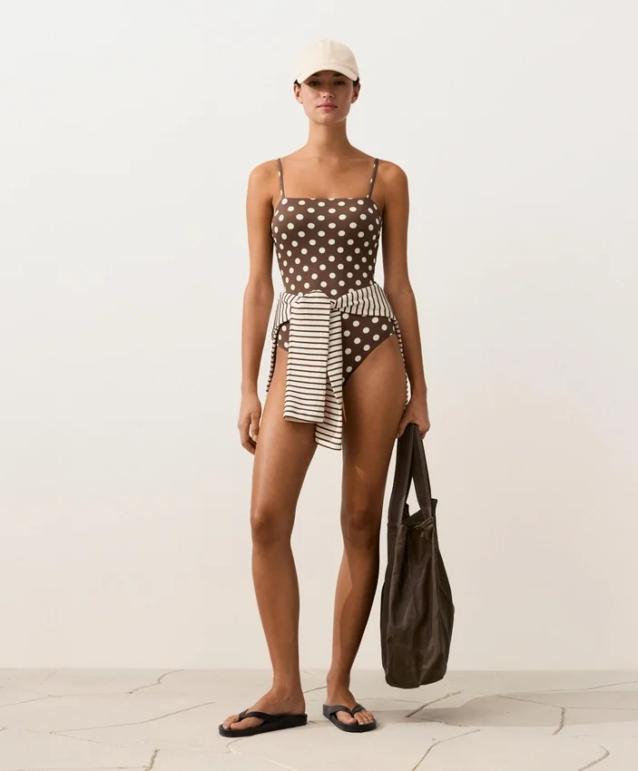 Bandeau-Badeanzug aus Piqué mit Polka-Dots Bandeau-Badeanzug aus Piqué mit Polka-Dots