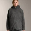 Übergroße Jacke aus Kunstlammfell mit Kapuze aus Kunstfell Übergroße Jacke aus Kunstlammfell mit Kapuze aus Kunstfell