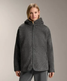 Übergroße Jacke aus Kunstlammfell mit Kapuze aus Kunstfell