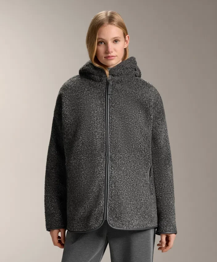 Übergroße Jacke aus Kunstlammfell mit Kapuze aus Kunstfell Übergroße Jacke aus Kunstlammfell mit Kapuze aus Kunstfell