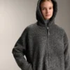 Übergroße Jacke aus Kunstlammfell mit Kapuze aus Kunstfell Übergroße Jacke aus Kunstlammfell mit Kapuze aus Kunstfell