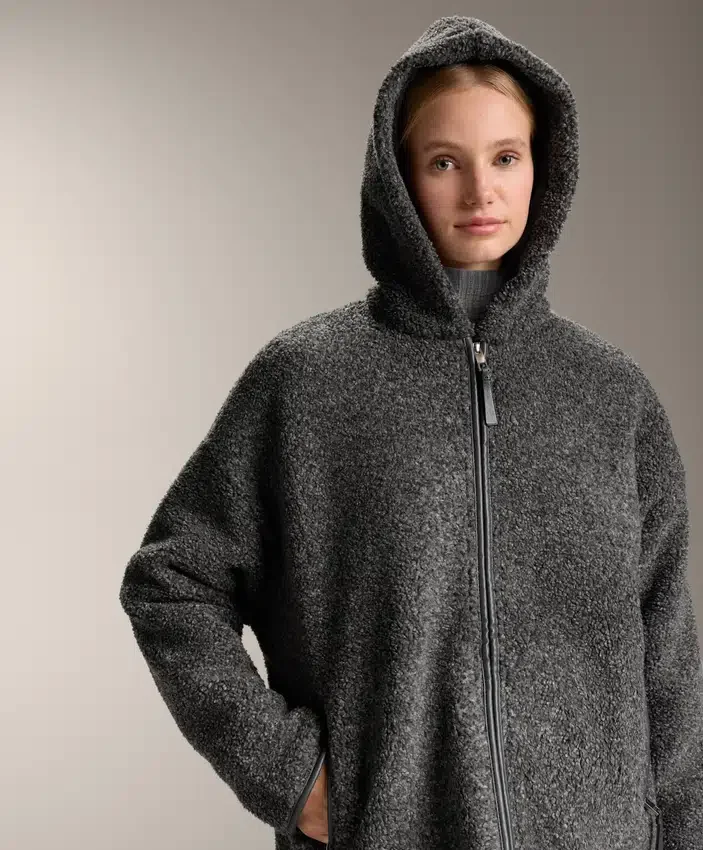 Übergroße Jacke aus Kunstlammfell mit Kapuze aus Kunstfell Übergroße Jacke aus Kunstlammfell mit Kapuze aus Kunstfell