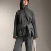 Übergroße Jacke aus Kunstlammfell mit Kapuze aus Kunstfell Übergroße Jacke aus Kunstlammfell mit Kapuze aus Kunstfell