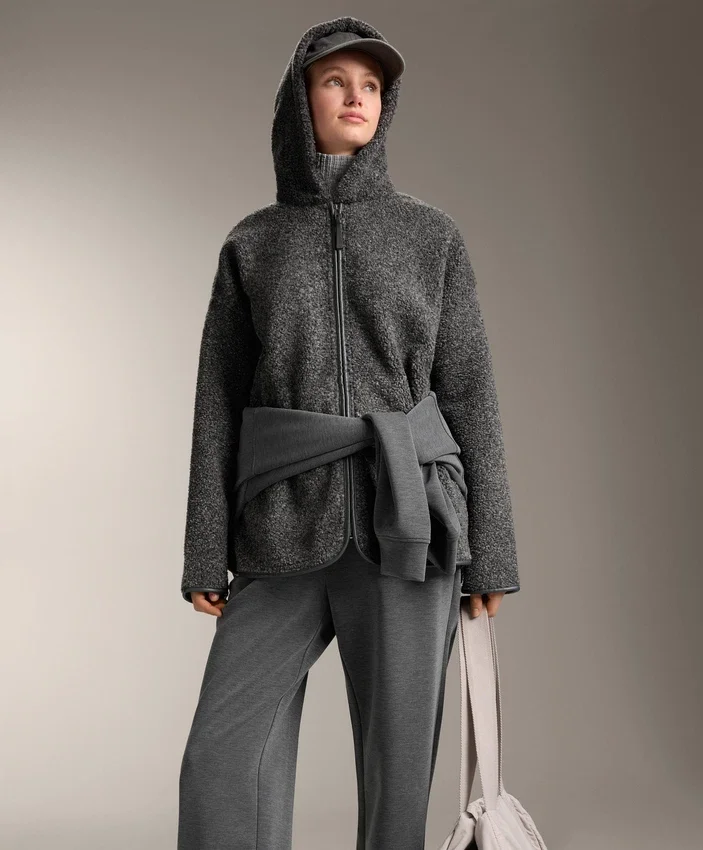Übergroße Jacke aus Kunstlammfell mit Kapuze aus Kunstfell Übergroße Jacke aus Kunstlammfell mit Kapuze aus Kunstfell