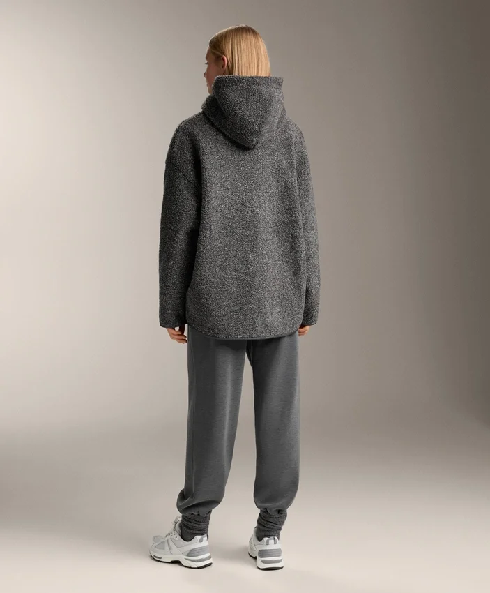 Übergroße Jacke aus Kunstlammfell mit Kapuze aus Kunstfell Übergroße Jacke aus Kunstlammfell mit Kapuze aus Kunstfell