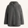 Übergroße Jacke aus Kunstlammfell mit Kapuze aus Kunstfell Übergroße Jacke aus Kunstlammfell mit Kapuze aus Kunstfell